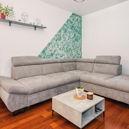 Airy 2-Br Apt W/ Open Layout & Modern Design Apartment Split Bagian luar foto