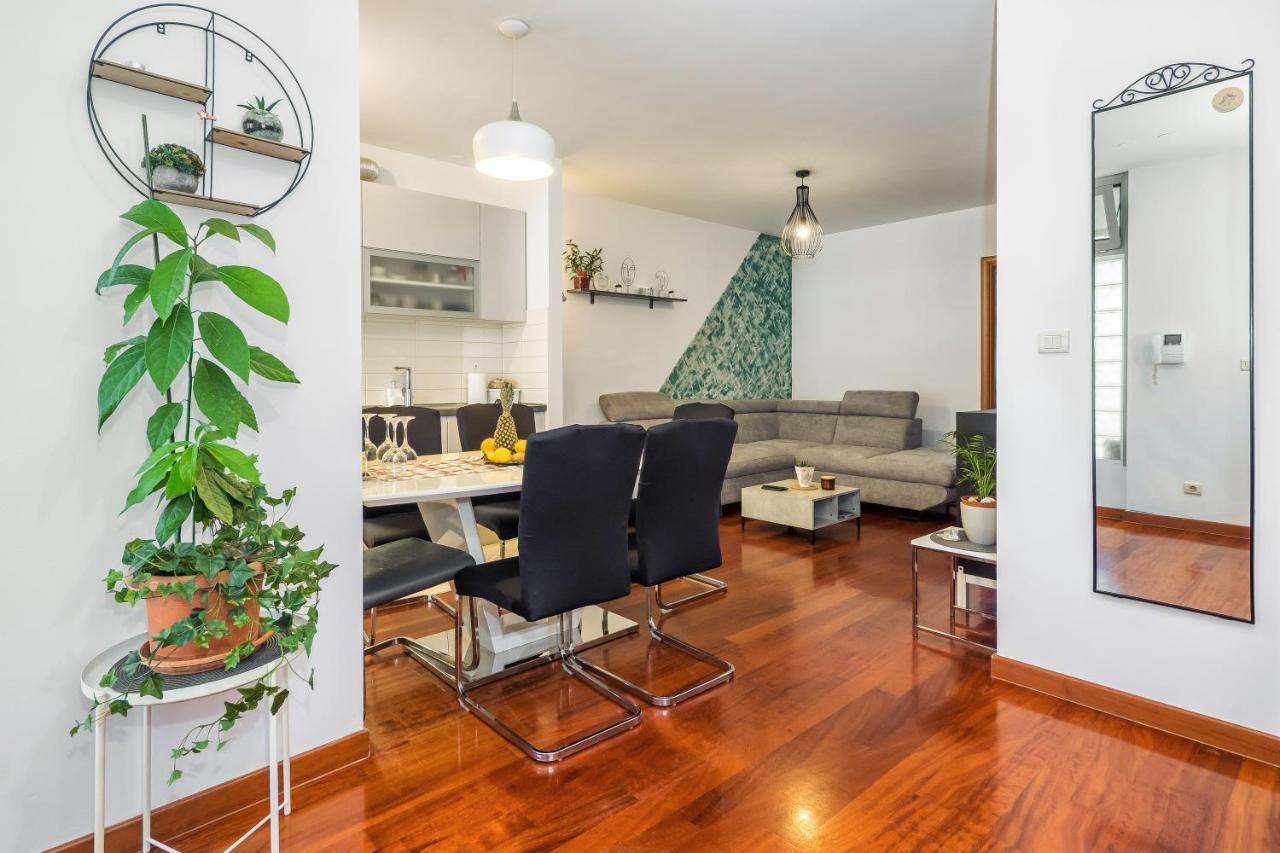 Airy 2-Br Apt W/ Open Layout & Modern Design Apartment Split Bagian luar foto