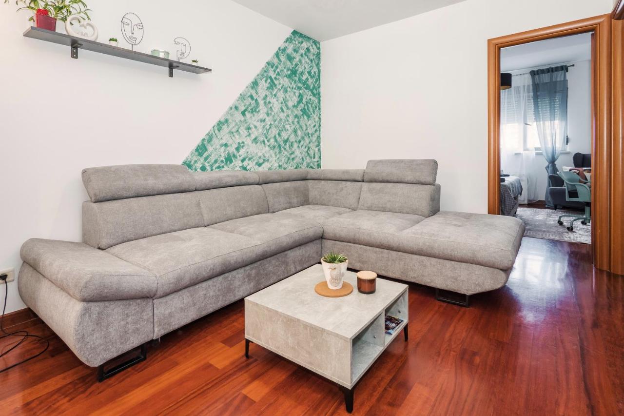 Airy 2-Br Apt W/ Open Layout & Modern Design Apartment Split Bagian luar foto