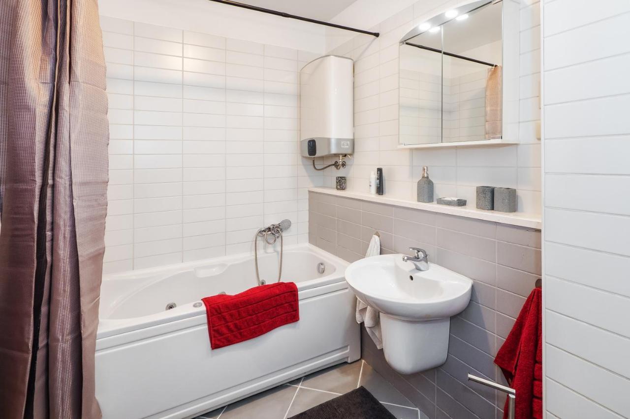 Airy 2-Br Apt W/ Open Layout & Modern Design Apartment Split Bagian luar foto