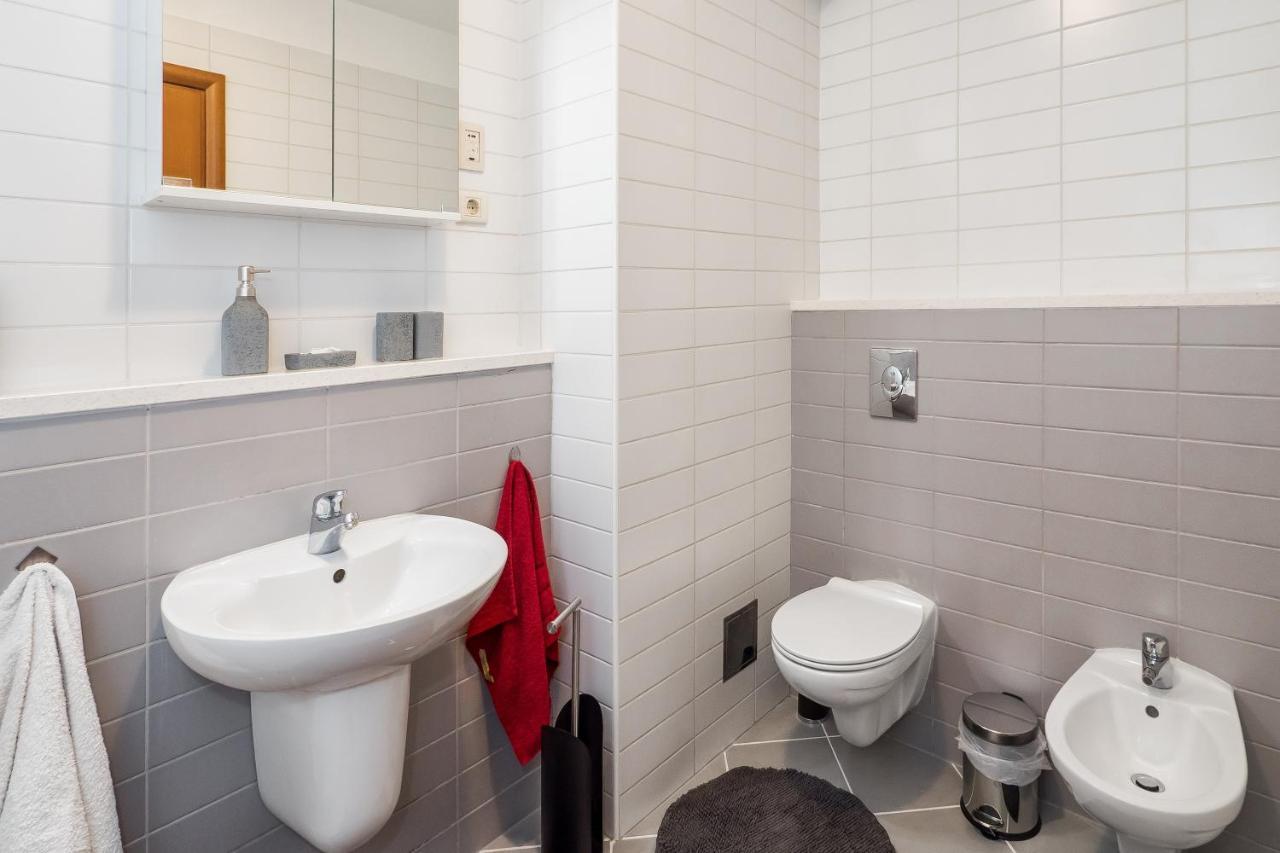 Airy 2-Br Apt W/ Open Layout & Modern Design Apartment Split Bagian luar foto